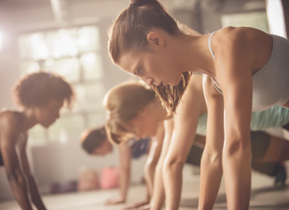 4 dicas para não desanimar na academia Mulheres se exercitando