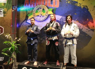 Atletas de Jiu-jítsu falam sobre alimentação e evento do Arnold Lutadoras pousadas para receber as medalhas
