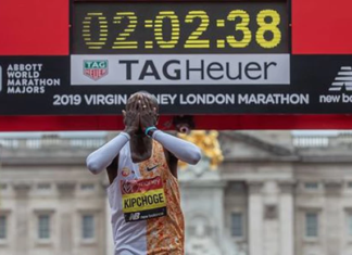 Eliud Kipchoge, do Quênia, faz história e vence Maratona de Londres Atleta terminando a prova e se consagrando campeão