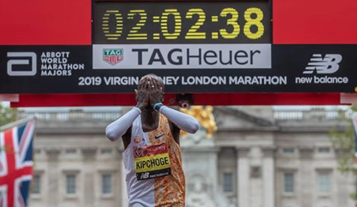 Atleta terminando a prova e se consagrando campeão