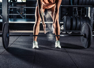 Confira dicas de exercícios que toda mulher pode fazer para cuidar melhor do seu corpo atleta realizando exercícios do crossfit