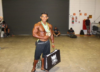 Campeão no Arnold fala sobre preconceito: “só veem o anabolizante” Campeão posando para a foto
