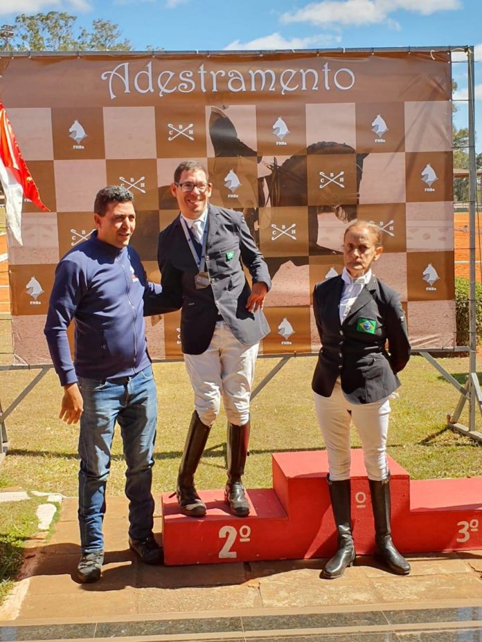 Atleta Sérgio Oliva sendo coroado com a medalha de prata