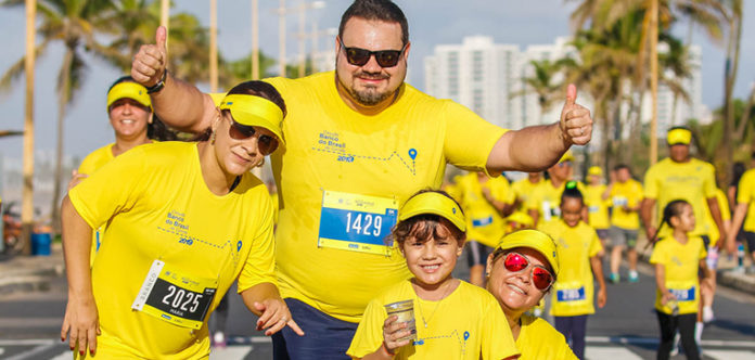 Jovens e adultos curtindo a corrida