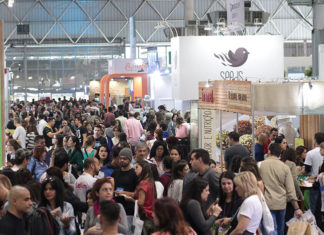 NaturalTech apresenta destaques recentes do mercado de alimentos saudáveis Pessoas transitando durante a feira NaturalTech