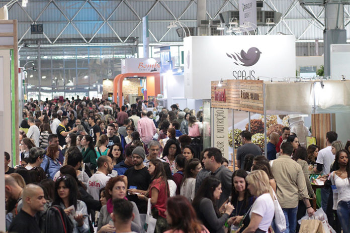 Pessoas transitando durante a feira NaturalTech