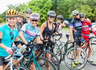 Grupo de mulheres protestam com Tour de France paralelo mulheres ciclistas posando para a foto