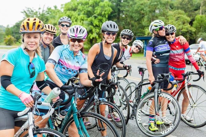 mulheres ciclistas posando para a foto