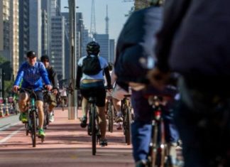 5 dicas para evitar acidentes ao andar de bicicleta Ciclistas trafegando pela paulista
