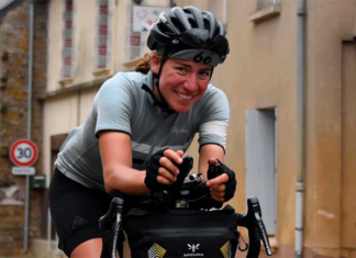 Conheça a primeira mulher a vencer a corrida transcontinental de ciclismo Campeã ao final da prova