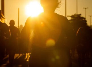 42k de Floripa já tem inscrições abertas para 2020 corredores terminando sua prova com o sol se pondo
