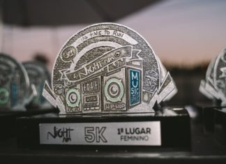 Night Run Hip-Hop recebe grande público no Sambódromo Medalha entregue para os competidores da Night Run Hip-Hop