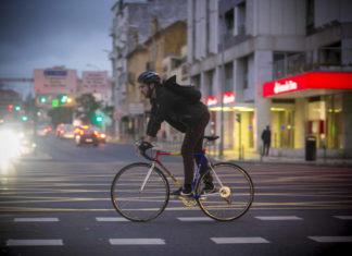 Dia do Ciclista: Personal Trainer Bruno Sapo lista benefícios de pedalar para a saúde Ciclista andando pela ciclovias da europa