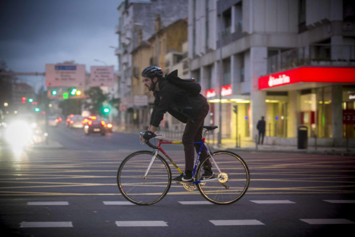 Ciclista andando pela ciclovias da europa