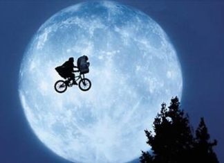 Quanto tempo levaríamos para ir de bicicleta até a lua ? foto clássica do filme E.T extraterrestre