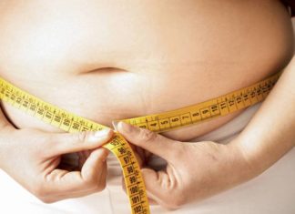 Segundo pesquisa, 55% dos brasileiros estão acima do peso Homem acima do peso medindo sua barriga