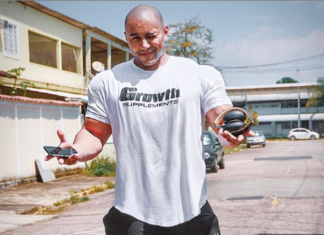 Léo Araújo aposta 5 mil com treinador e vai competir em dezembro Léo Araujo pousando pra foto