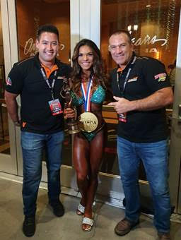 Isa Pecini com sua medalha