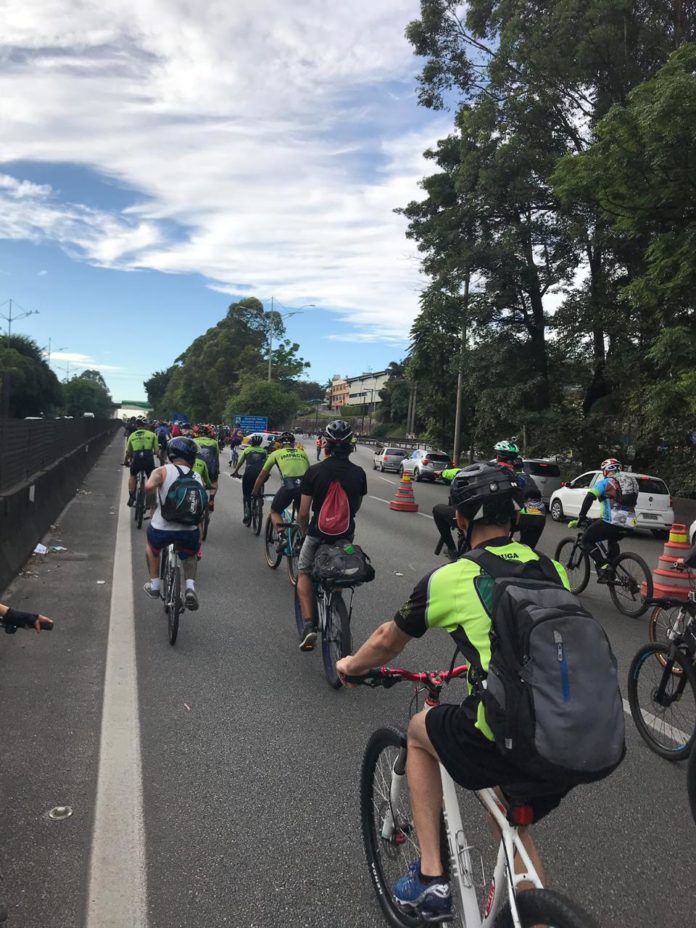 Ciclistas durante o percurso do Pedal Anchieta