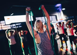 Como fazer um treino monstro usando apenas elásticos em casa