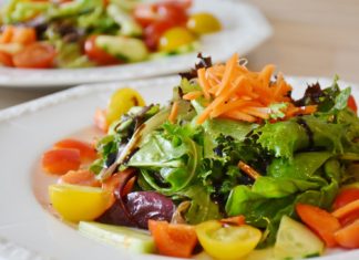 Nutricionista ensina 4 opções de saladas simples e saborosas A salada pode ser considera um ótimo prato principal na nossa refeição