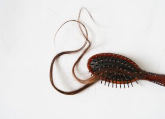 Dietas rigorosas: o perigo de perder muito peso e cabelos ao mesmo tempo Queda de cabelo